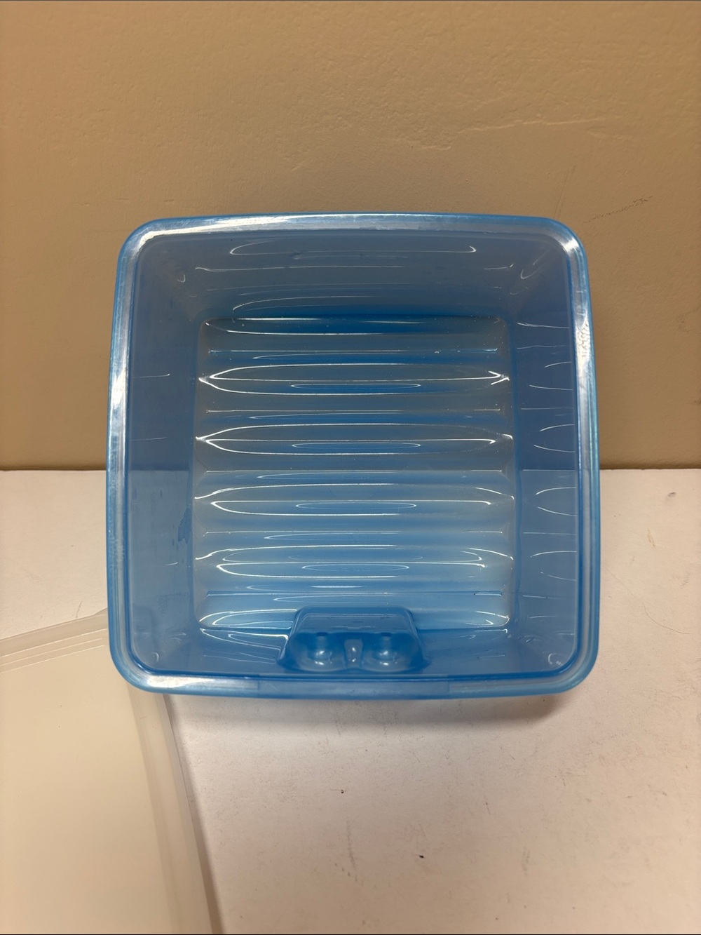 Tupperware Wave-Pattern FridgeSmart Vented Container with Lid - Picture 7 of 12